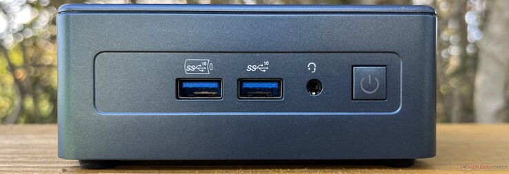 Parte anteriore: 2x USB-A 3.2 Gen 2 (10 Gbps, 1 sempre attivo), cuffie, pulsante di alimentazione