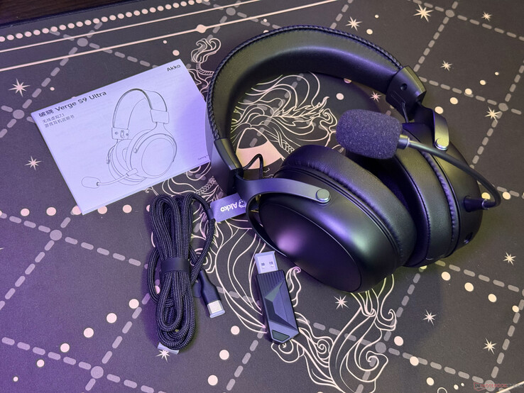 Le cuffie vengono fornite con un cavo USB-C, un dongle ricevitore wireless e un manuale