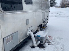 Il Bitcoin Antminer S9 è stato messo in una piccola scatola fuori dal rimorchio da viaggio Airstream lungo 22 piedi (Immagine: Michael Schmid)