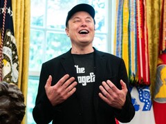 Elon Musk parla nello Studio Ovale della Casa Bianca. (Fonte immagine: ALLISON ROBBERT/AFP via Getty Images)