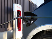 La nuova Ioniq 5 può collegarsi direttamente ai Supercharger Tesla (Fonte: Hyundai)
