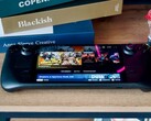 Un dispositivo Steam Deck seduto su un tavolo (Fonte immagine: Georgiy Lyamin via Unsplash)