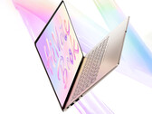 Il MateBook 14 Core Edition 2026 è equipaggiato con il processore Intel Core Ultra 5 325. Nell'immagine: un rendering promozionale che mostra il design sottile del laptop.