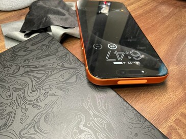 Il bordo superiore dell'iPhone 17 Pro Max è stato graffiato mentre si trovava nella custodia TechWoven di Apple. (Fonte immagine: u/Jman42023)