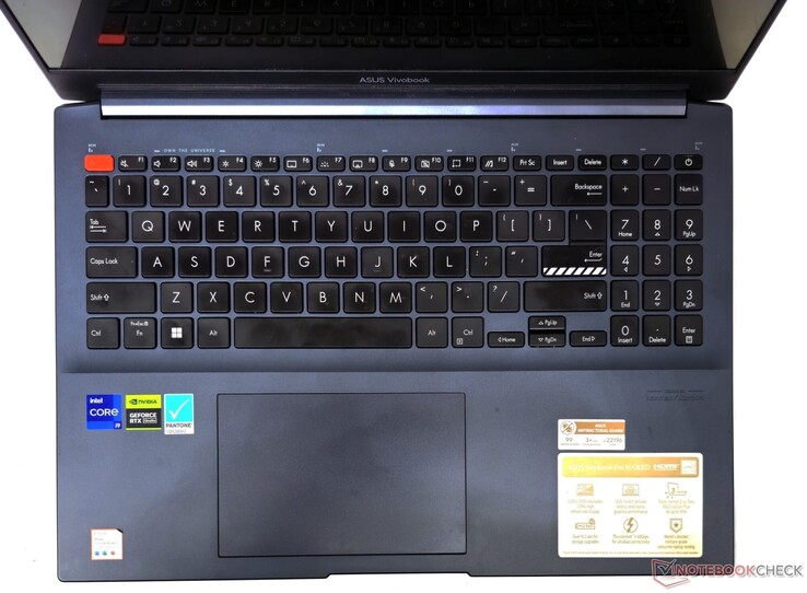 La tastiera e il touchpad di Asus VivoBook Pro 16 offrono un'esperienza di input decente