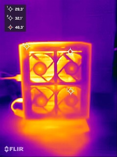 Il Minisforum Neptune Series HN2673 durante lo stress test (lato sinistro)