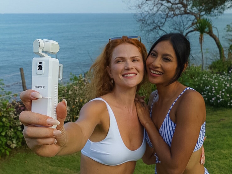 L'Hoverair Versa è un gimbal a 3 assi dotato di un sensore fotografico da 1/1,3" in grado di registrare video in 4K a 60p e di scattare foto da 12 MP.