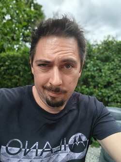 Selfie con il realme GT 7 (modalità ritratto)