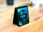 Elegante e flessibile al tempo stesso: Il Motorola Razr 60 Ultra. (Fonte: Florian Schmitt/Notebookcheck)