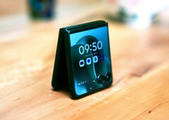 Elegante e flessibile al tempo stesso: Il Motorola Razr 60 Ultra. (Fonte: Florian Schmitt/Notebookcheck)