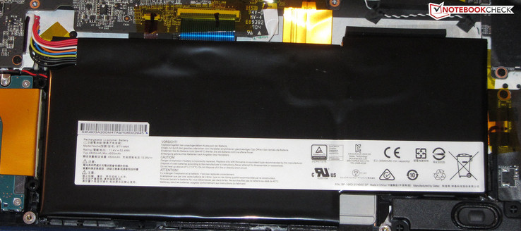 In questo laptop, MSI utilizza una batteria di capacità inferiore (52.4 Wh) rispetto agli altri modelli della stessa linea (65 Wh).