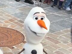 Un robot Olaf basato sull'AI si è improvvisamente rovesciato a Disneyland Paris.