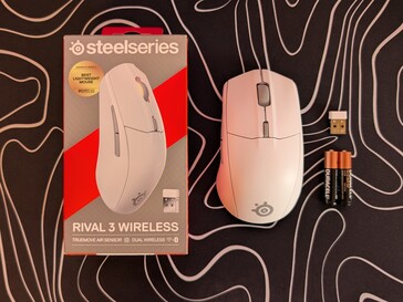SteelSeries Rival 3 Wireless Gen 2 viene fornito con due batterie AAA, un dongle da 2,4 GHz e nessun cavo USB.