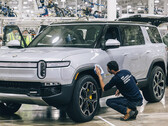 Le prime consegne del SUV elettrico R1S mirano a mantenere la promessa di rilascio di dicembre di Rivian