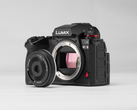Il nuovo obiettivo AF 28 mm F4.5 Chip L di Viltrox è dotato di un copriobiettivo integrato con leva scorrevole.