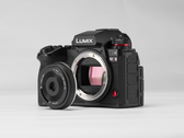 Il nuovo obiettivo AF 28 mm F4.5 Chip L di Viltrox è dotato di un copriobiettivo integrato con leva scorrevole.