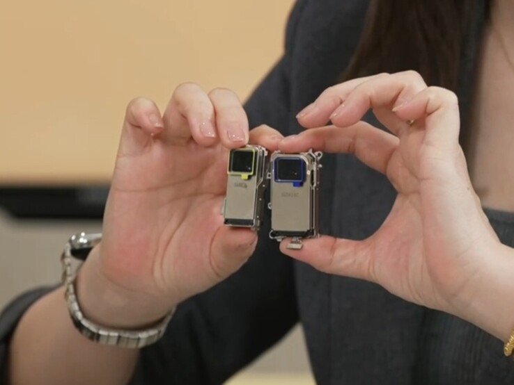 Il modulo teleobiettivo di Xiaomi 15 a sinistra, il teleobiettivo a periscopio più grande di Xiaomi 17 Ultra a destra (Fonte: Xiaomi)