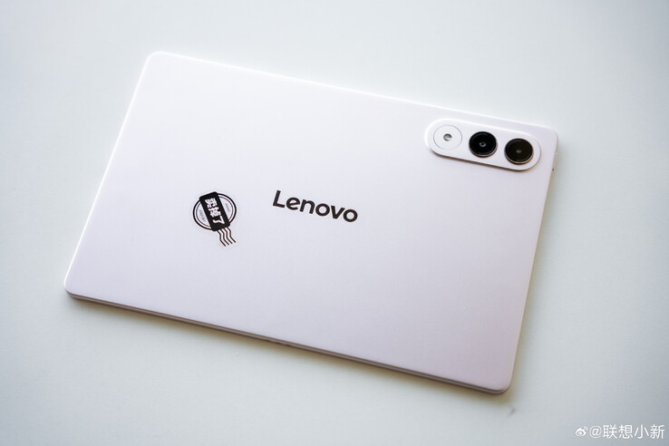 Lo Xiaoxin AI Tablet Pro GT sarà disponibile in altri due colori oltre a quello mostrato qui. (Fonte: Lenovo)