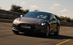 La Model S 90D del 2015 si è comportata sorprendentemente bene nel test di autonomia di What Car. (Fonte: What Car? via YouTube)