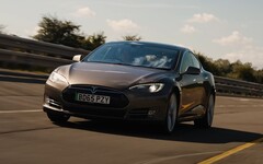 La Model S 90D del 2015 si è comportata sorprendentemente bene nel test di autonomia di What Car. (Fonte: What Car? via YouTube)
