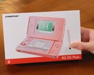 L’Anbernic RG DS Plus verrà spedito in una confezione che riporta il colore del dispositivo portatile.
