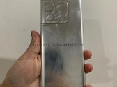 Il OnePlus 10 Pro sembrerà un Galaxy S21 Ultra dal retro. (Fonte immagine: Fathom Bracelets &amp; @xleaks7) 