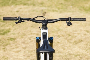 Tipico delle mountain bike: invece di un grande display, un display è integrato nel tubo orizzontale