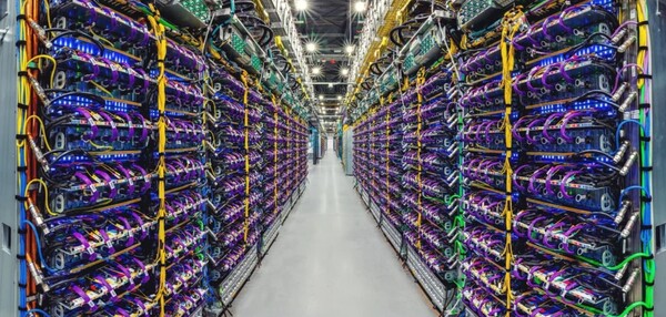 Immagine: Google | Cloud TPU v5p: Supercomputer e acceleratore AI in un centro dati di Google.