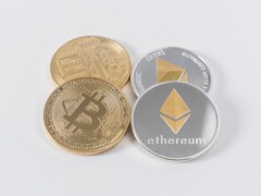 Sul mercato delle criptovalute, Ethereum è apparso abbastanza stabile, mentre Bitcoin è sceso leggermente e la moneta Shiba Inu ha continuato la sua corsa volatile (Immagine: Thought Catalog)