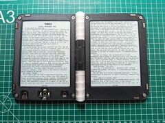 L'e-reader a doppio schermo fai da te (Fonte: thread di spacerower su Reddit)