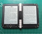 L'e-reader a doppio schermo fai da te (Fonte: thread di spacerower su Reddit)