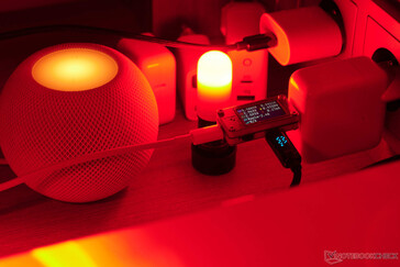 Applel'alimentatore da 29 watt non ha i 9 volt. Con 5 volt, l'HomePod Mini segnala visivamente un errore. (Foto: Andreas Sebayang/Notebookcheck.com)