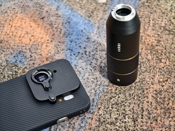 Il supporto per l'obiettivo che si aggancia alla custodia copre non solo due fotocamere, ma anche la cosiddetta fotocamera "True Color".