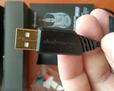 Sharkoon Light² 200 ultra light gaming mouse - Connettore USB dorato "sharkoon.com" lato