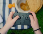Il controller Steam viene mostrato tra le mani