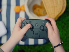 Il controller Steam viene mostrato tra le mani