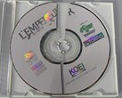 Il CD che si è rotto mentre veniva pulito e lucidato con cura.