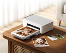 La nuova Desktop Photo Printer 2 costa circa 103 dollari su Youpin. Nell’immagine: una foto promozionale che mostra la stampante in funzione.