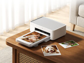La nuova Desktop Photo Printer 2 costa circa 103 dollari su Youpin. Nell’immagine: una foto promozionale che mostra la stampante in funzione.