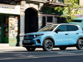 Con una larghezza di soli 1,76 m e una lunghezza di 4,01 m, la nuova Citroën ë-C3 si inserisce perfettamente nella categoria delle utilitarie compatte con un aspetto da crossover alto. (Fonte: Stellantis)