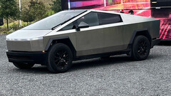 Il primo Cybertruck al dettaglio mostra che Tesla ha mantenuto l'enorme tergicristallo singolo (immagine: @SERobinsonJr/Twitter)