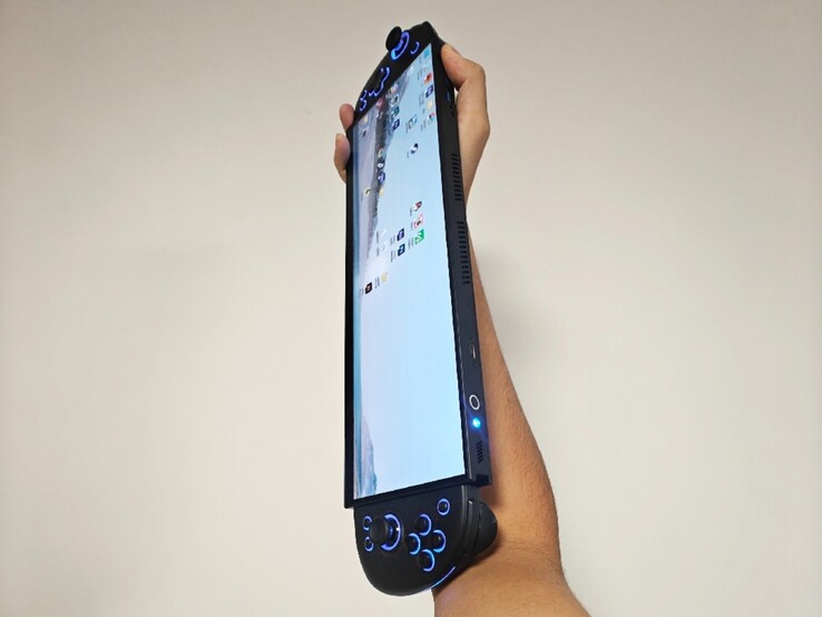 Il palmare ultrawide fai da te è più lungo dell'avambraccio dell'utente. (Fonte: PureDIY via BiliBili)