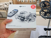 Presunta confezione di vendita al dettaglio del DJI Neo 3 accanto a un drone Neo 2.