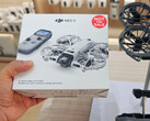 Presunta confezione di vendita al dettaglio del DJI Neo 3 accanto a un drone Neo 2.