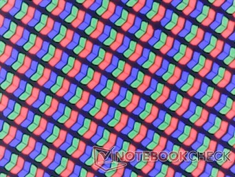 I pixel RGB sono molto nitidi, in quanto questo è uno dei pochi portatili da gioco da 18 pollici che viene fornito di serie con un overlay lucido