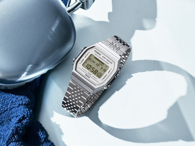 Il Casio ABL-100WE-7A con bracciale in acciaio inossidabile