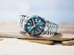 Nella foto - la Citizen Tsuyosa NJ0231-56L sul suo lato su uno sfondo bianco.