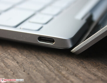 A destra: USB-C 4.0 con Thunderbolt 4 (40 Gb/s, Power Delivery, modalità DisplayPort ALT)