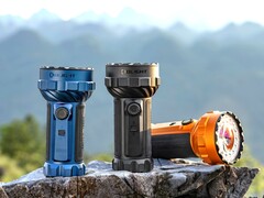 La torcia Olight Marauder 3 da 25.000 lumen è disponibile nei colori blu notte, nero e arancione.