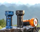 La torcia Olight Marauder 3 da 25.000 lumen è disponibile nei colori blu notte, nero e arancione.